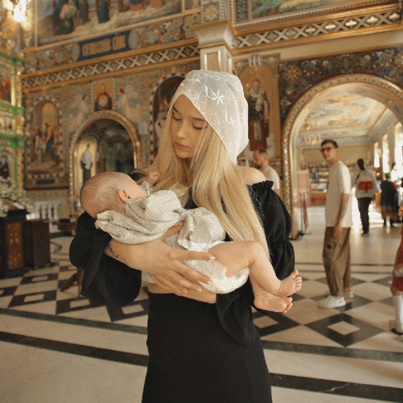 TikTok-блогерша объявила о разводе с мужем-певцом, от которого родила полгода назад