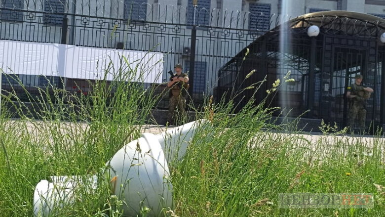 Спалення паспорта, унітаз і могильні хрести окупантам: як у Києві провели акцію "Останній день Росії"