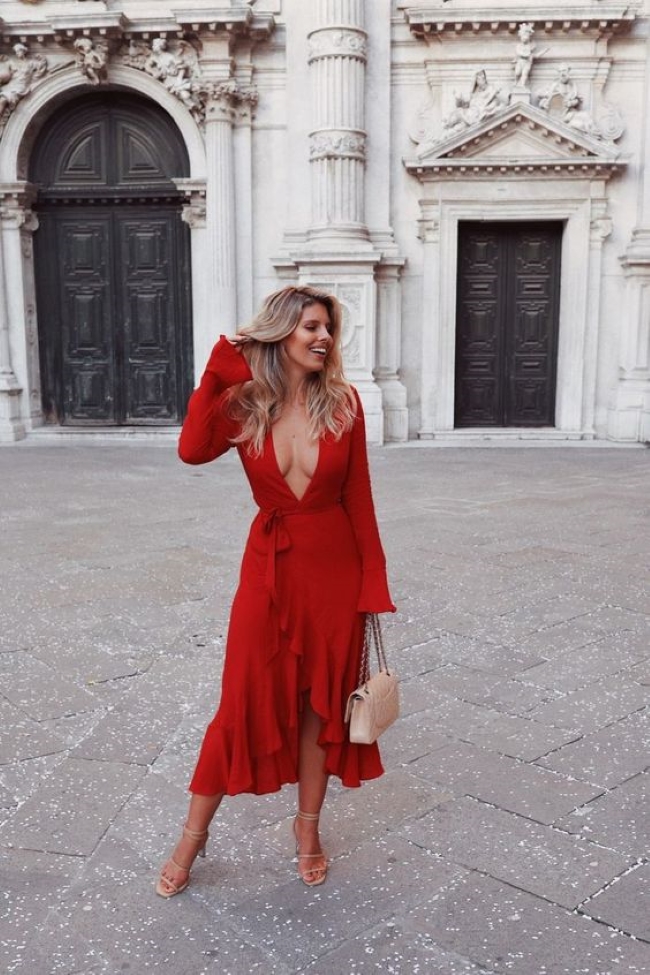 Стилістка розповіла, як стильно носити речі у трендовому червоному кольорі