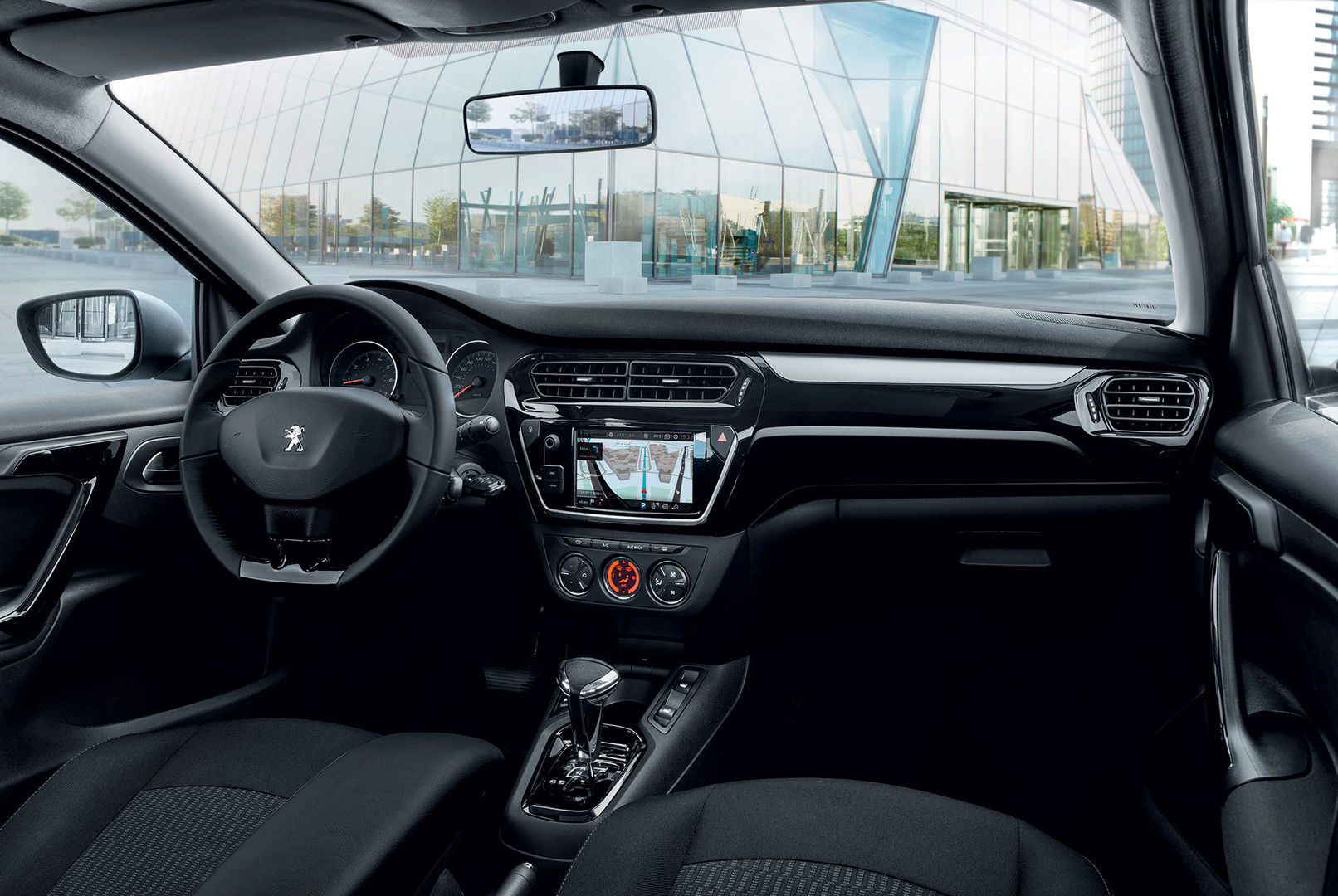 Как выбрать бюджетный седан с пробегом: Renault Logan против Peugeot 301