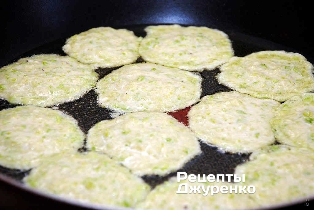 Кулинар раскрыл секрет вкуснейших кабачковых оладий: подавать только так!