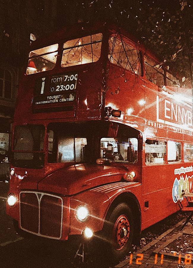 Знаете ли вы историю красного лондонского автобуса, который стал киевской кофейней в самом центре