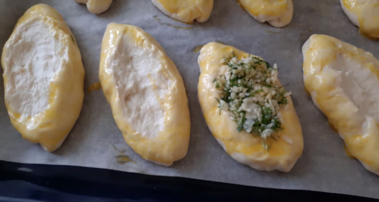 Как хачапури, только вкуснее: рецепт открытых булочек с сыром