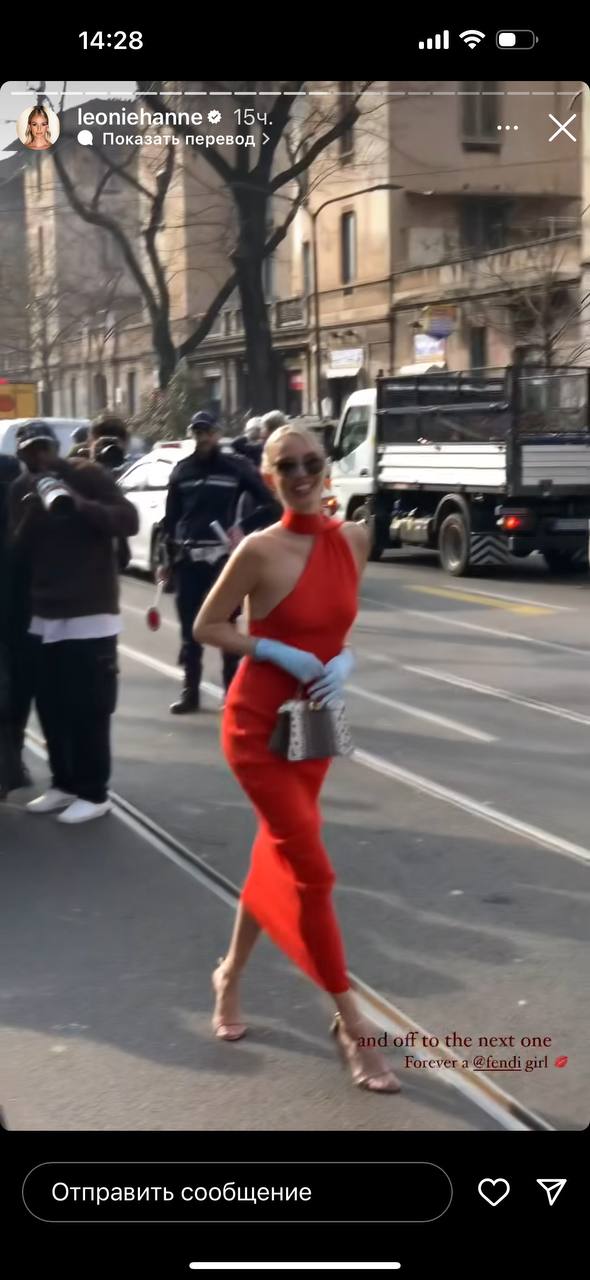 Леоні Ганне показала, як носити червону сукню з сумкою зі зміїним принтом (фото)