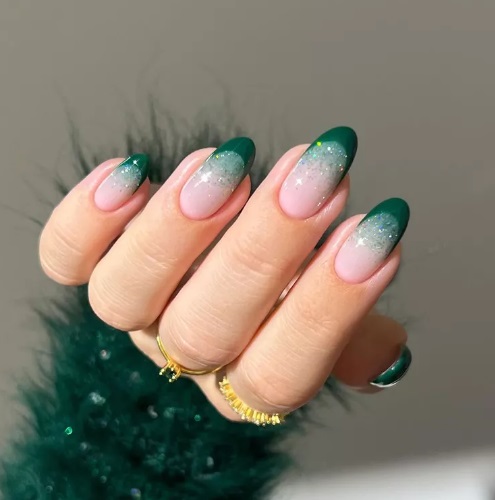 Який колір манікюру ідеально підходить для святкування Нового року-2025: фото