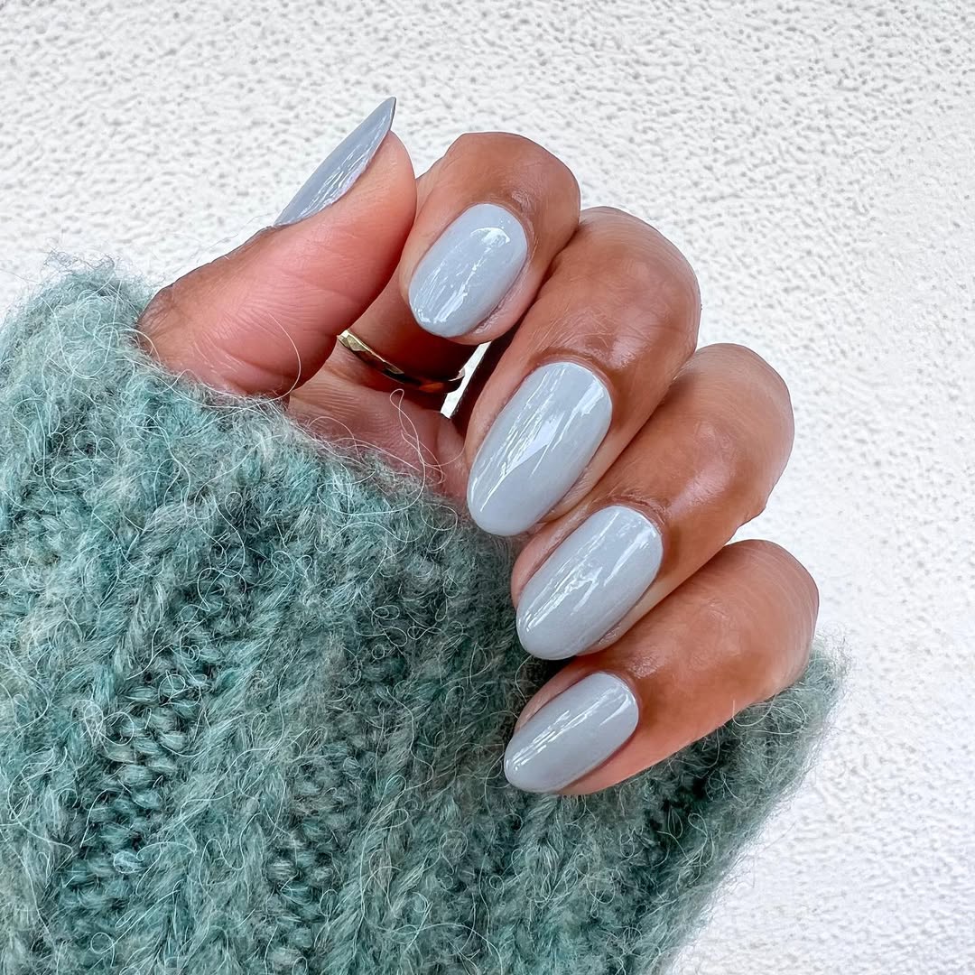 7 идей маникюра на январь 2025: чем заменить новогоднюю тематику