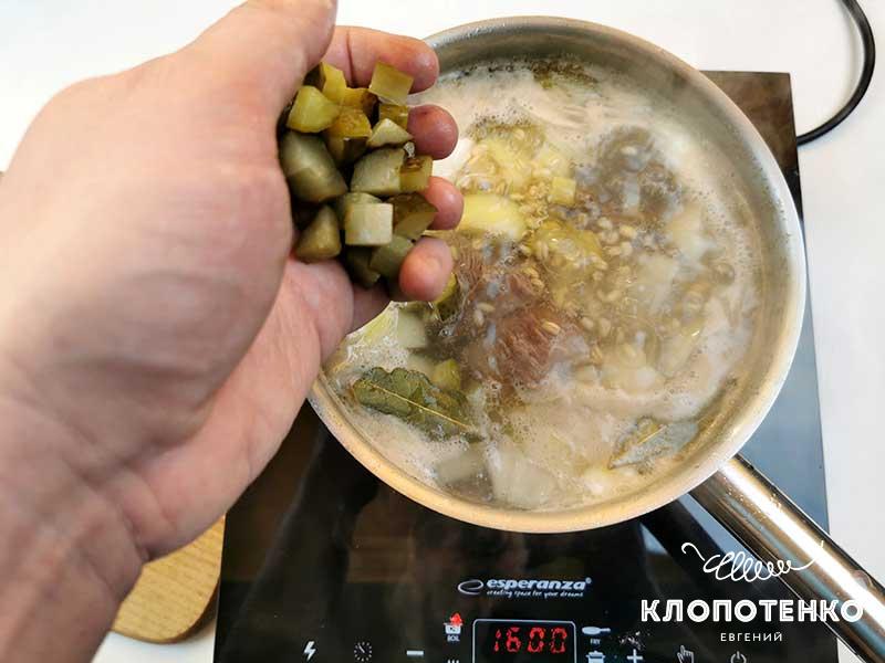 Клопотенко поделился рецептом идеального рассольника, добавив туда "нестандартные" огурцы