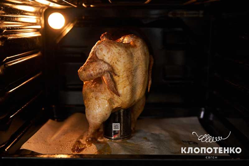 Клопотенко поделился рецептом идеальной запеченной курицы, усадив ее на пивную банку