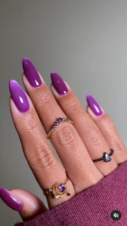 Маникюр "бархатное стекло" становится трендом: 11 модных идей на зиму 2025