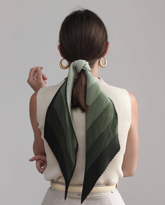 Хустка - хіт сезону! Як носити цей стильний аксесуар: яскраві приклади з фото