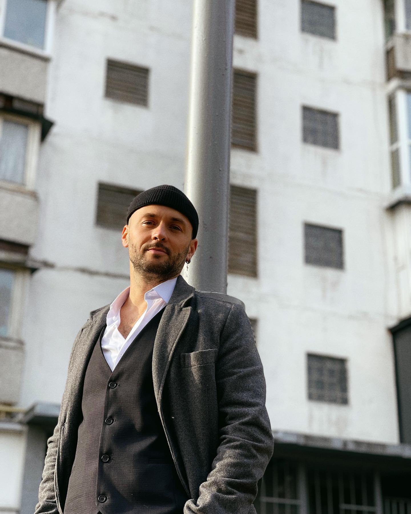 "Кілька днів лежав на підлозі". Маму українського співака посадили до в’язниці