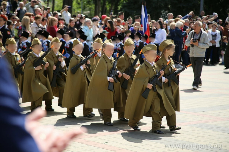 От площадок до парадов. Как в  России маленьких детей готовят к войне (фото)