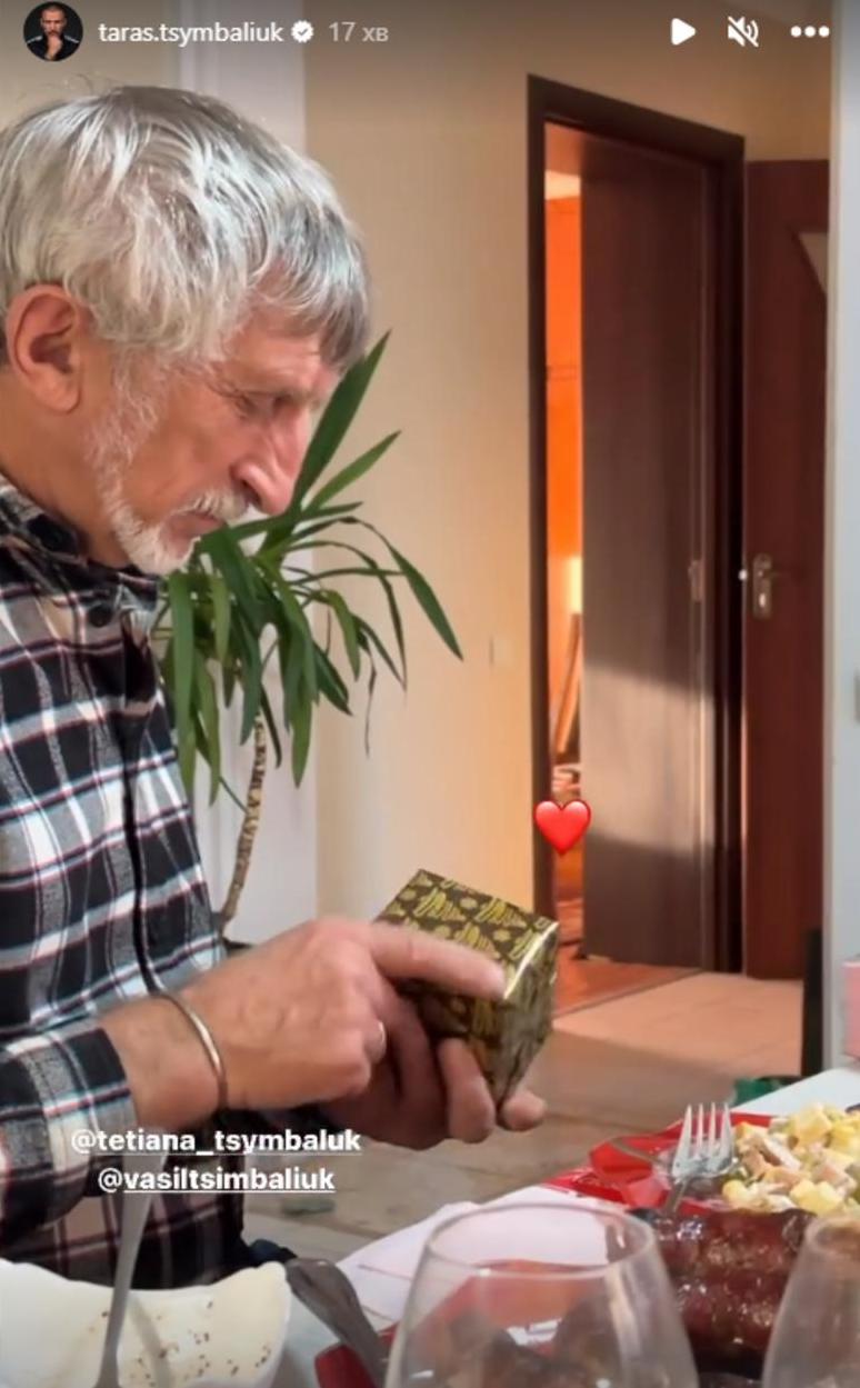 "Історичне фото". Тарас Цимбалюк познайомив батьків зі своєю обраницею