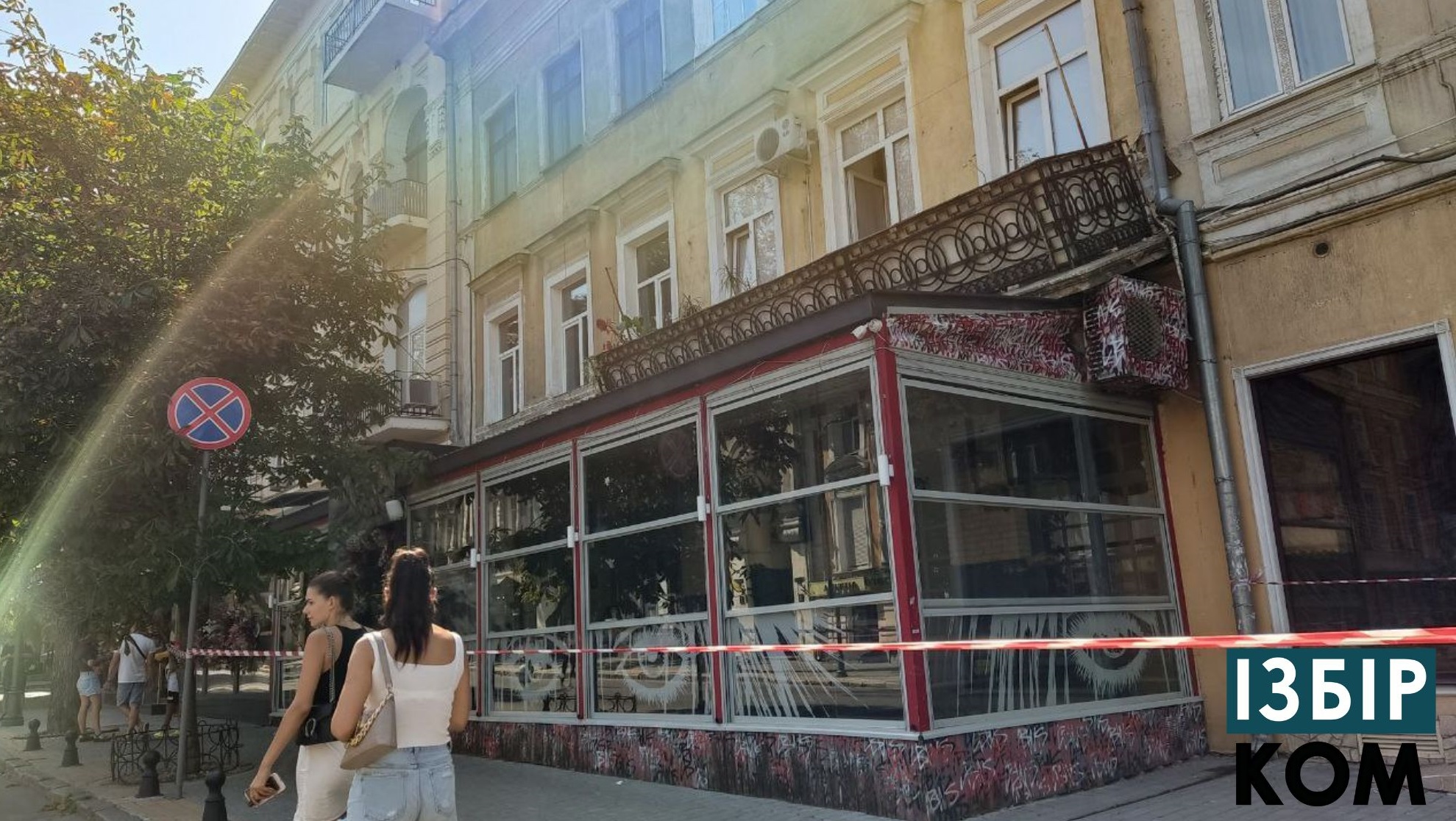 У центрі Одеси впав балкон з власницею квартири в будинку-пам'ятці архітектури (фото)