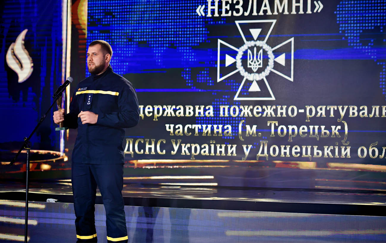 Полковник служби цивільного захисту Олександр Сторʼєв під час вручення спеціальної військово-патріотичної премії «Незламні» Державній службі з надзвичайних ситуацій України. 5 листопада 2023 року відбулася 27-ма об’єднана урочиста церемонія вручення премії «Людина року 2021-2022»