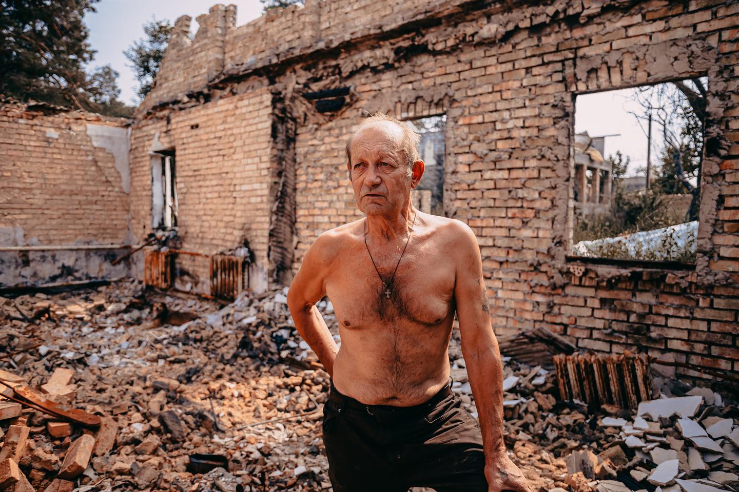 Путешественники ездят по Украине, разбирая заваленные дома: как живут и работают magic-люди