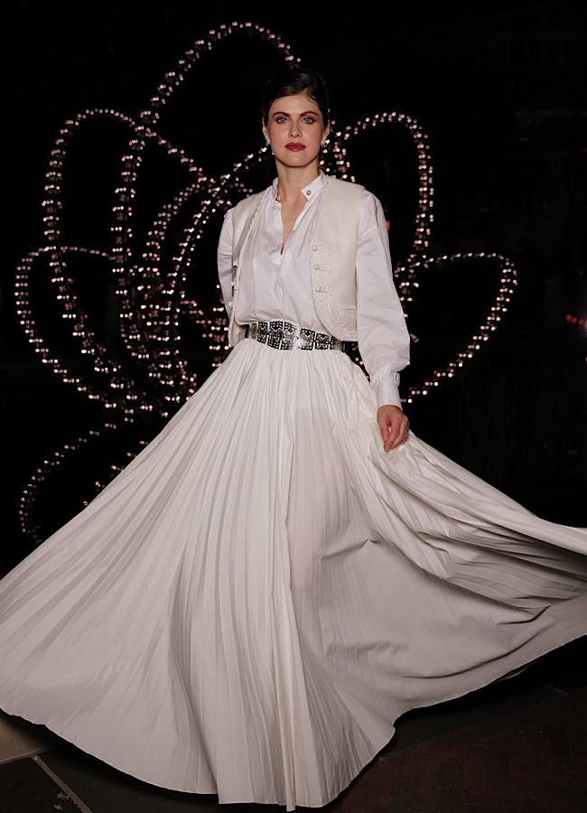 8 очень стильных образов "спасительницы Малибу" Александры Даддарио, поддерживающей Украину