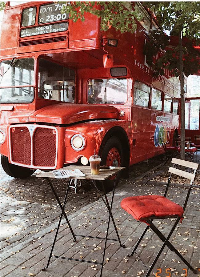 Знаете ли вы историю красного лондонского автобуса, который стал киевской кофейней в самом центре