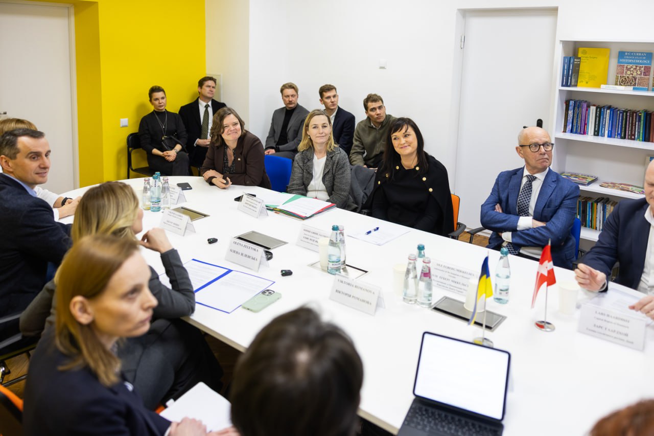 Елена Зеленская показала, как носить классический костюм с интересной формой брюк (фото)