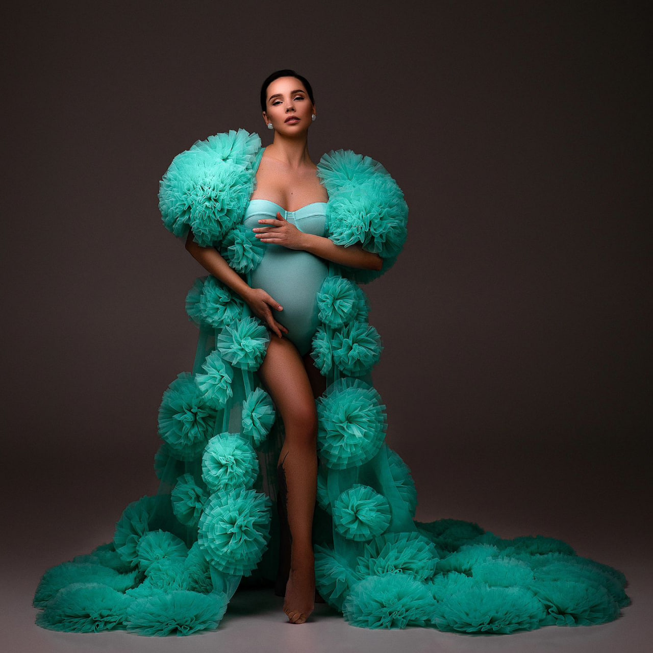 Жена Евгения Кота засветила беременный животик на последних сроках в яркой фотосессии