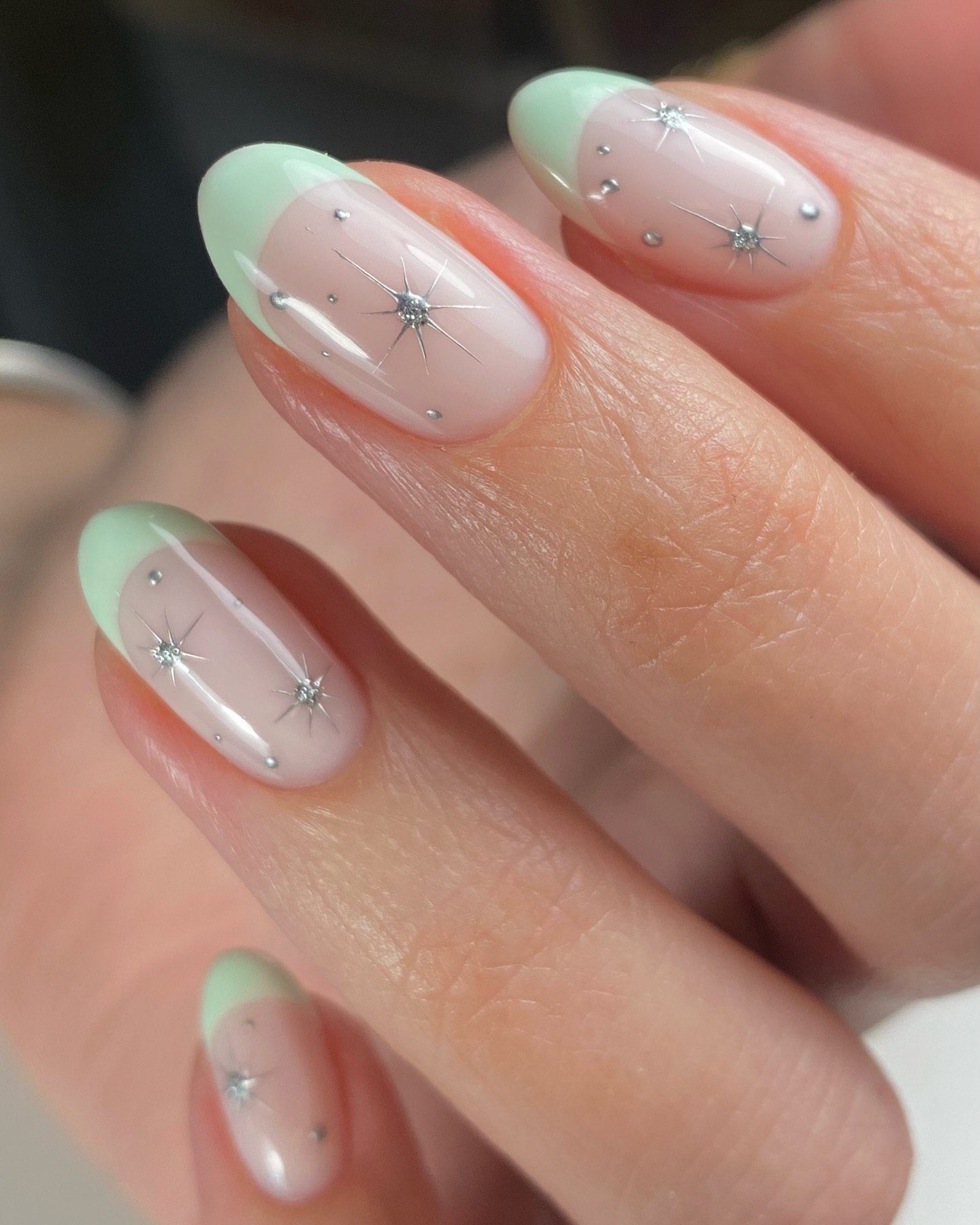 Свято на нігтях: 10 чудових ідей новорічного френч-манікюру