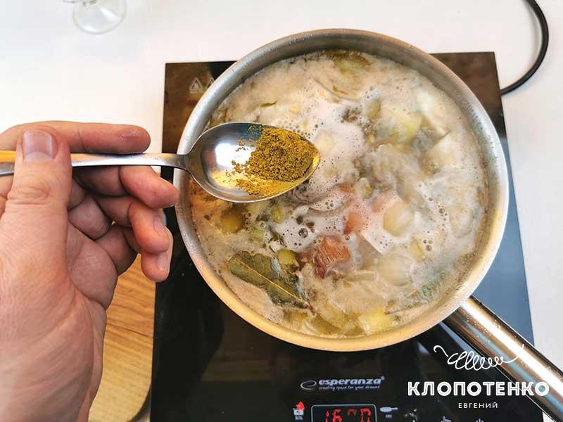 Клопотенко поделился рецептом идеального рассольника, добавив туда "нестандартные" огурцы