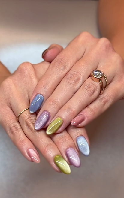 Маникюр "бархатное стекло" становится трендом: 11 модных идей на зиму 2025