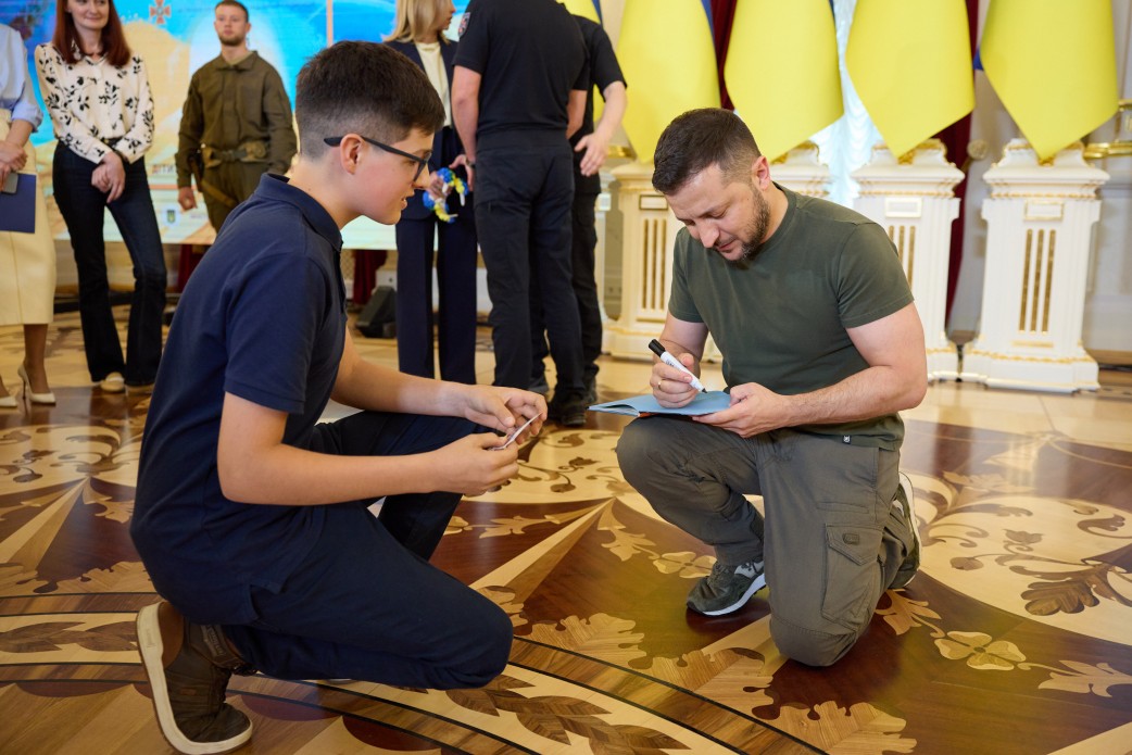 В Мариинском дворце наградили детей-спасателей, которые приближают победу: подвиги юных героев