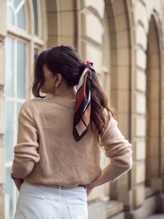 Хустка - хіт сезону! Як носити цей стильний аксесуар: яскраві приклади з фото
