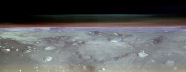 NASA показало унікальні знімки Марса і його супутника із незвичного ракурсу