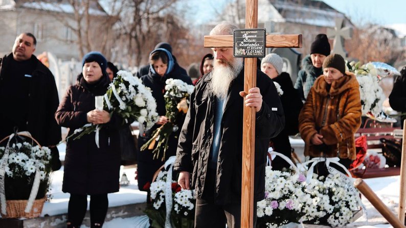 &quot;Сталася страшна помилка&quot;. На Франківщині попрощалися з хлопчиком, який помер після видалення молочних зубів