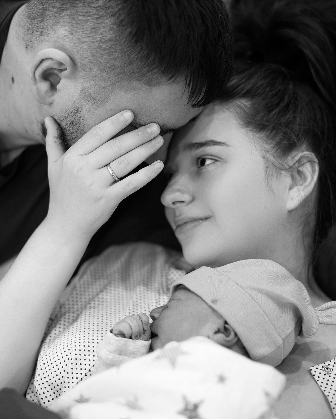 Исполнительница хита "Танцую гопака" впервые стала мамой: трогательные фото из роддома