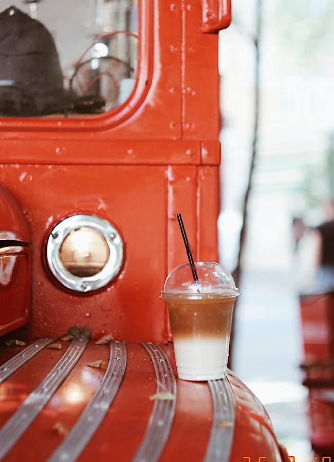 Знаете ли вы историю красного лондонского автобуса, который стал киевской кофейней в самом центре