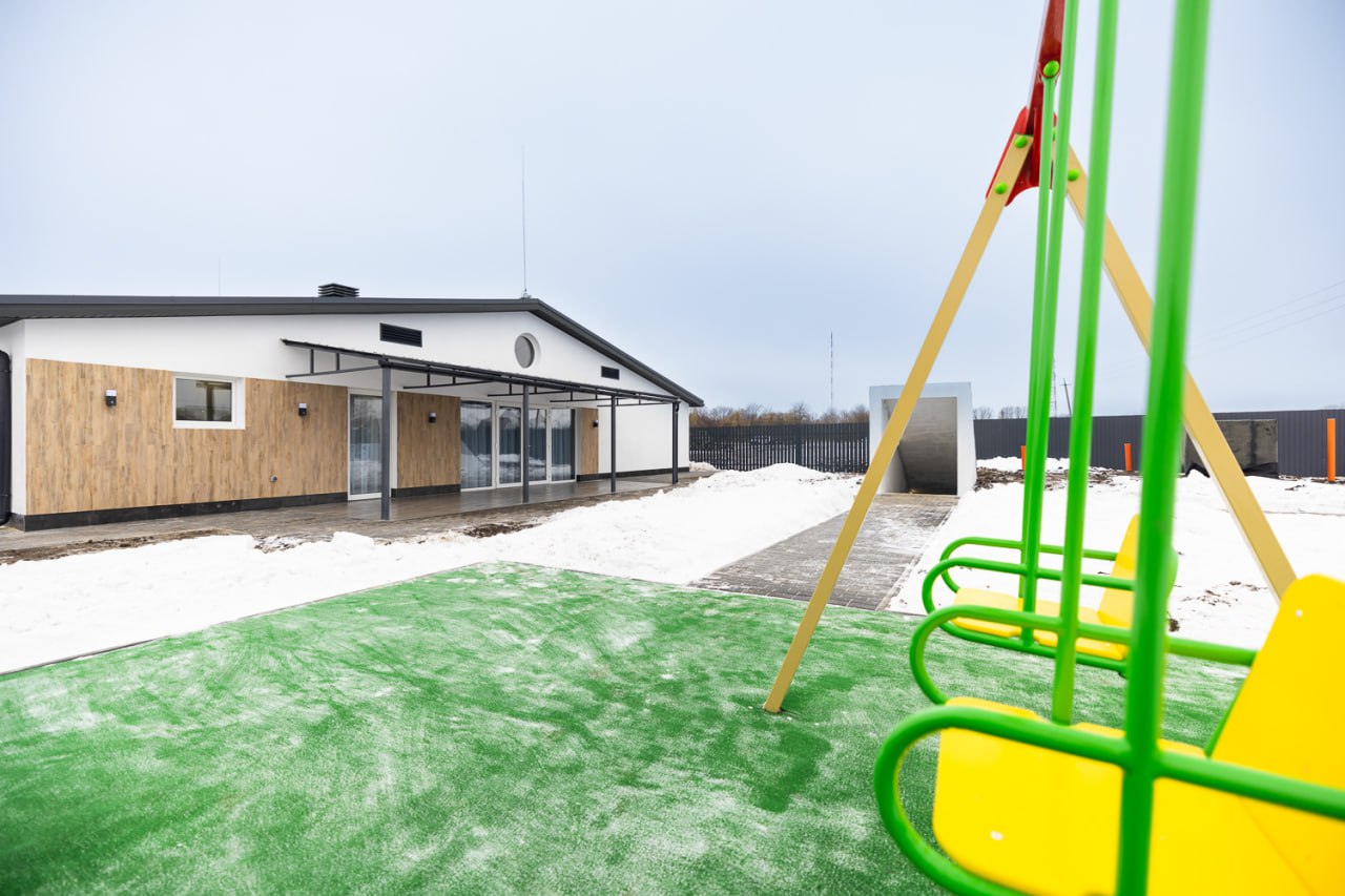 Олена Зеленська заселила багатодітну родину у новий будинок: "Передала ключі"