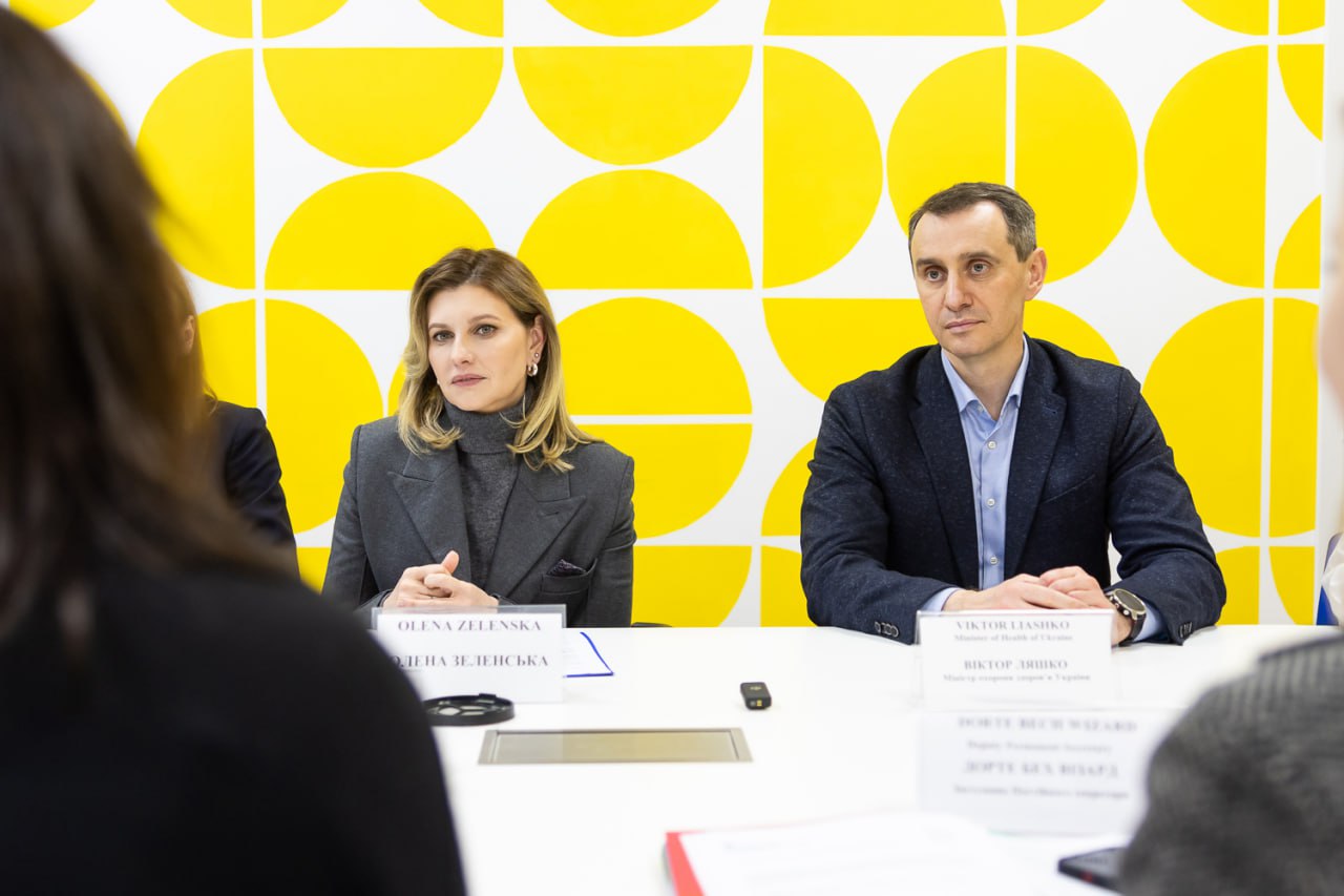 Елена Зеленская показала, как носить классический костюм с интересной формой брюк (фото)