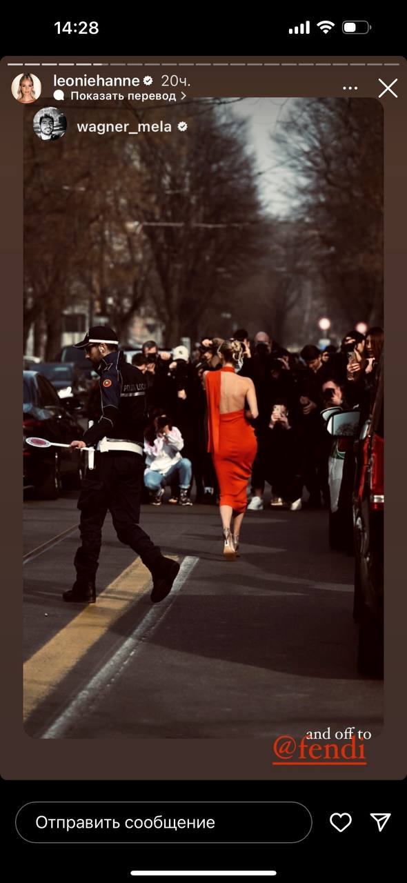 Леоні Ганне показала, як носити червону сукню з сумкою зі зміїним принтом (фото)