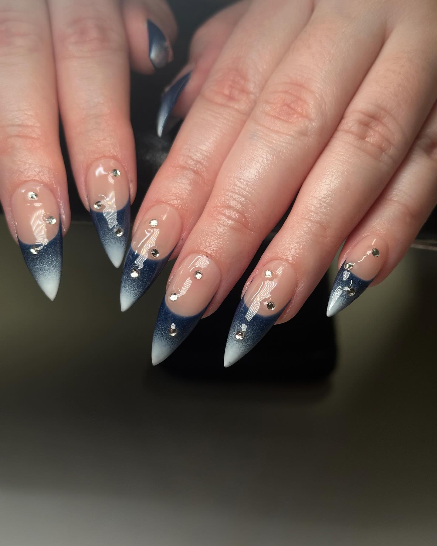 Свято на нігтях: 10 чудових ідей новорічного френч-манікюру