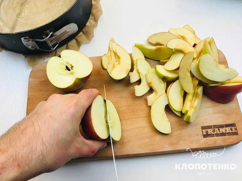 Самый простой яблочный пирог на кефире от Евгения Клопотенко: быстро и дешево!