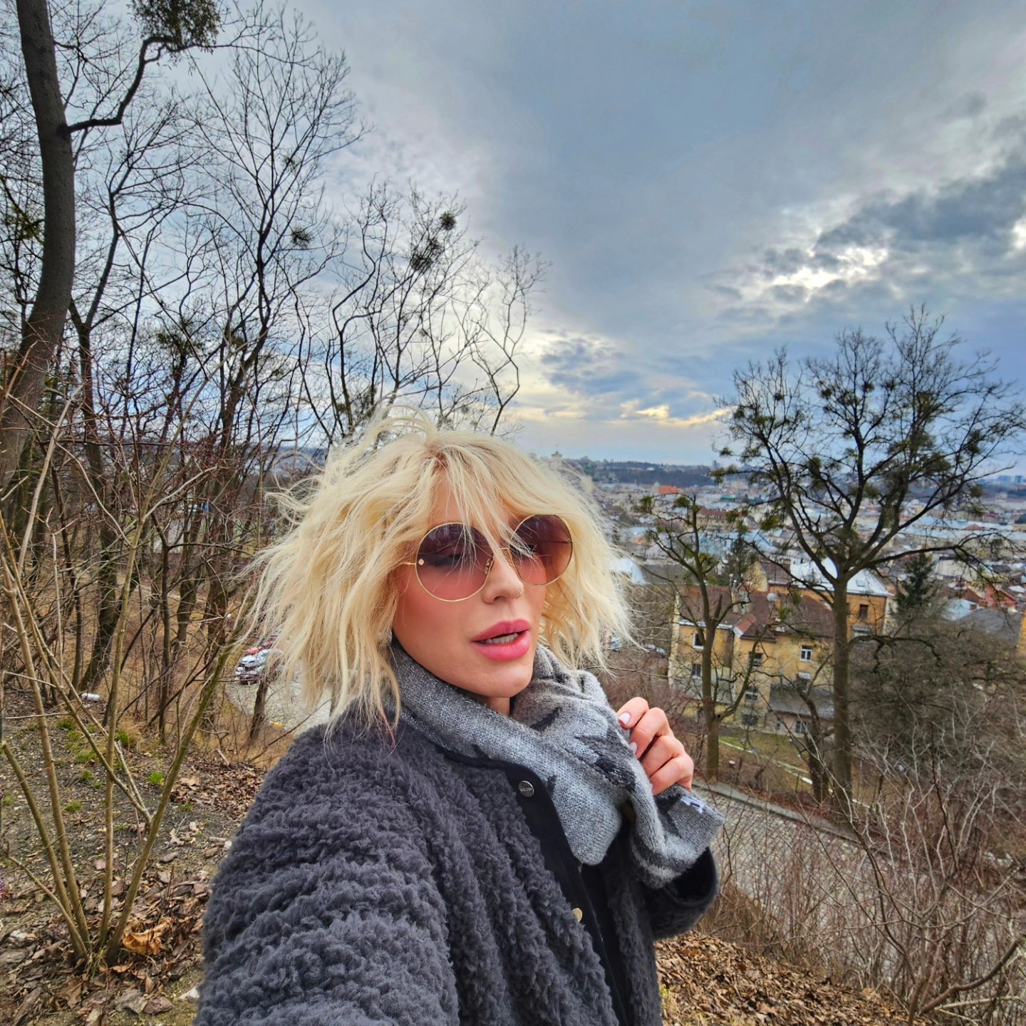 Духи дороже одежды: Николас Карма рассекретил стоимость лука эпатажной Монро (видео)