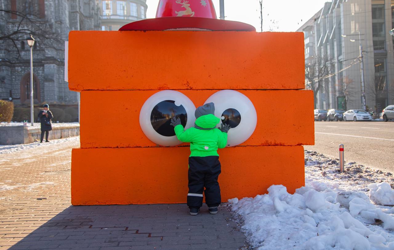 Киев усеяли "сказочные" бетонные блоки: кто и зачем это сделал