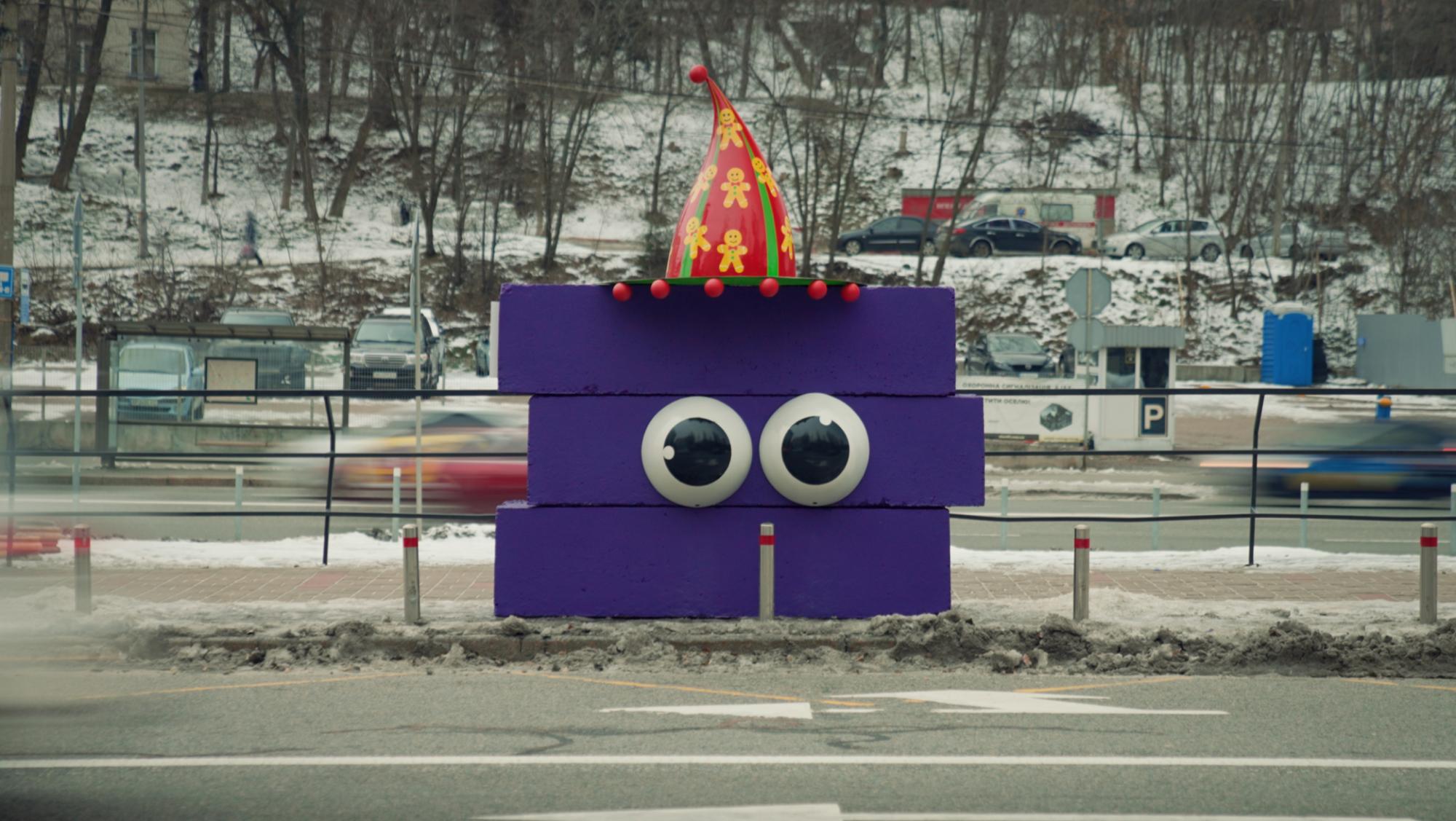 Киев усеяли "сказочные" бетонные блоки: кто и зачем это сделал