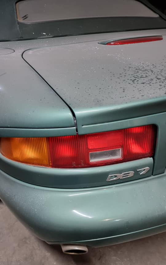 Припадає пилом на підземному паркінгу: у Києві знайдено покинутий спорткар Aston Martin