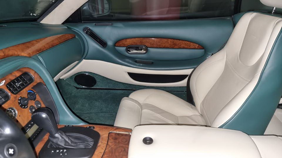 Припадає пилом на підземному паркінгу: у Києві знайдено покинутий спорткар Aston Martin