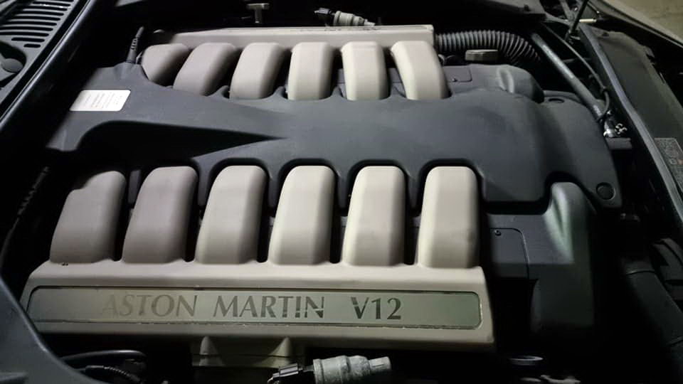 Припадає пилом на підземному паркінгу: у Києві знайдено покинутий спорткар Aston Martin