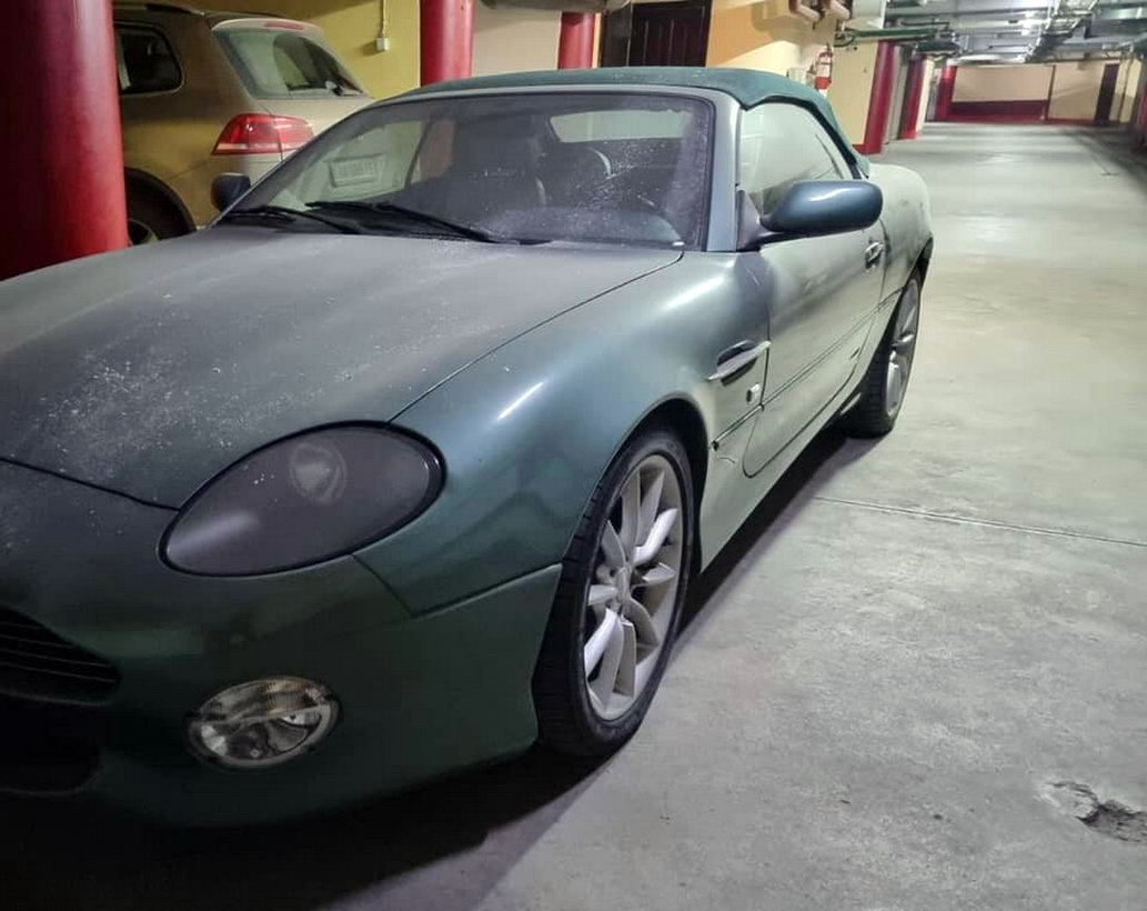 Припадає пилом на підземному паркінгу: у Києві знайдено покинутий спорткар Aston Martin