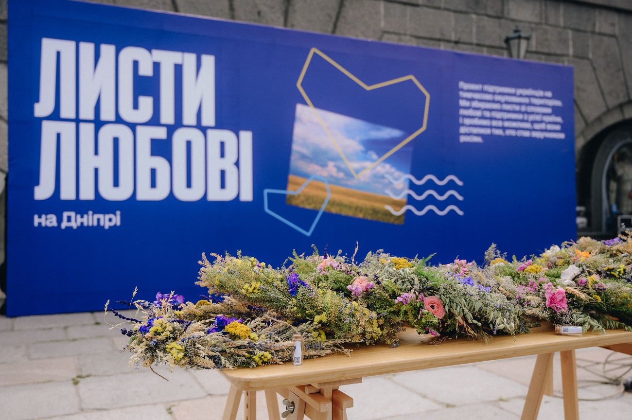 Украинцы на Купала запустили на Днепре венки с "письмами любви": фото и важные смыслы акции