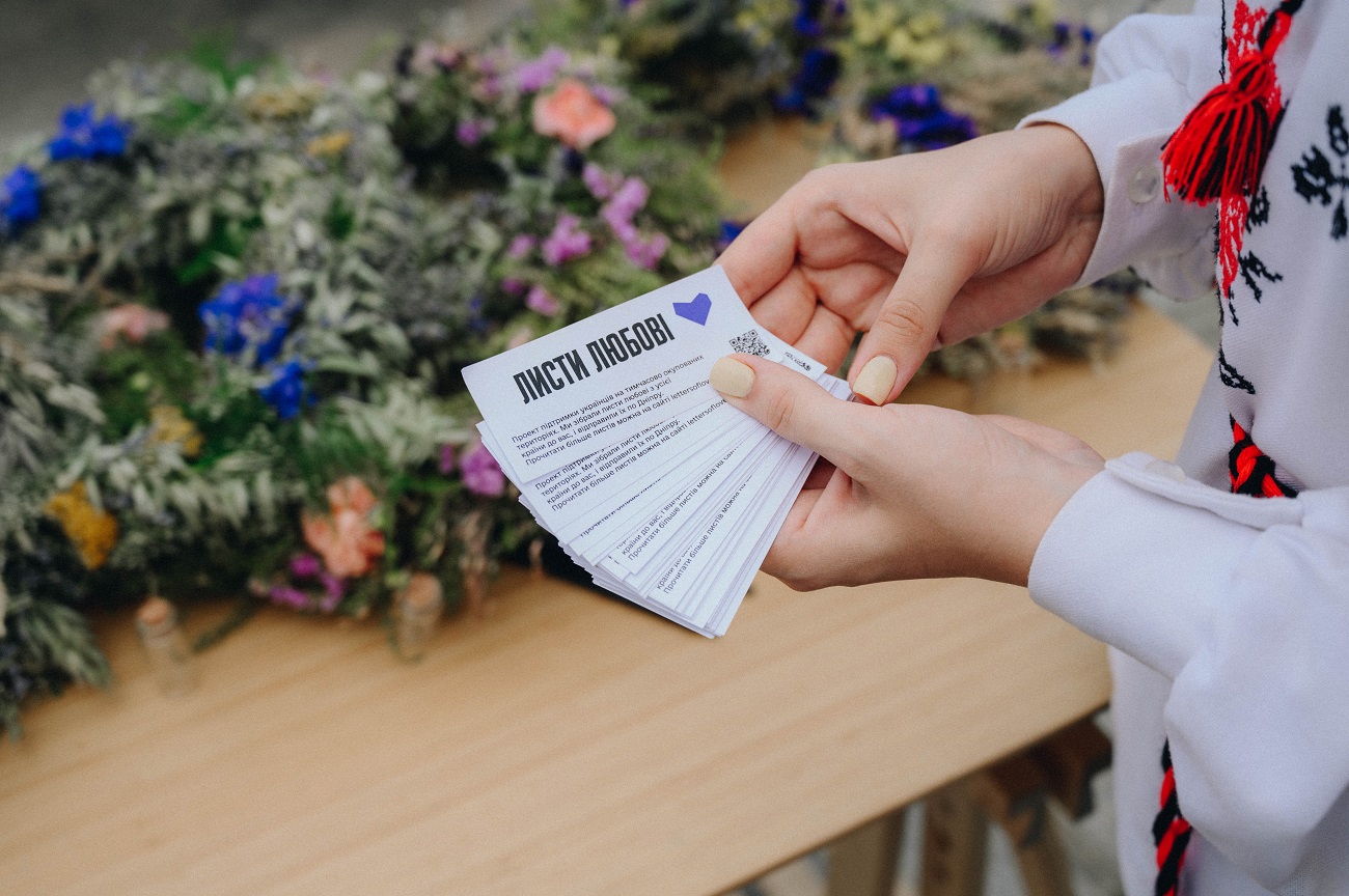 Украинцы на Купала запустили на Днепре венки с "письмами любви": фото и важные смыслы акции