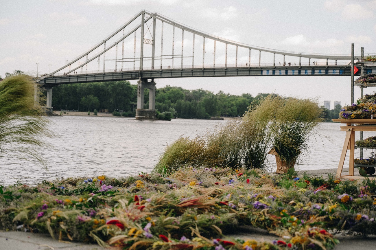Украинцы на Купала запустили на Днепре венки с "письмами любви": фото и важные смыслы акции