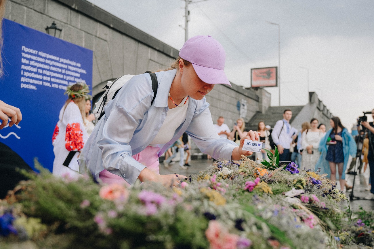 Украинцы на Купала запустили на Днепре венки с "письмами любви": фото и важные смыслы акции