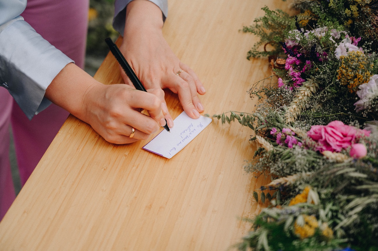 Украинцы на Купала запустили на Днепре венки с "письмами любви": фото и важные смыслы акции